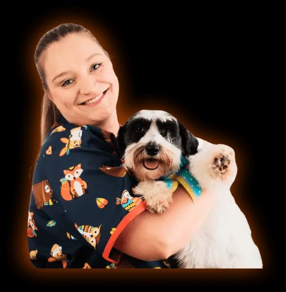 Joece Caroline segurando um cachorro pequeno